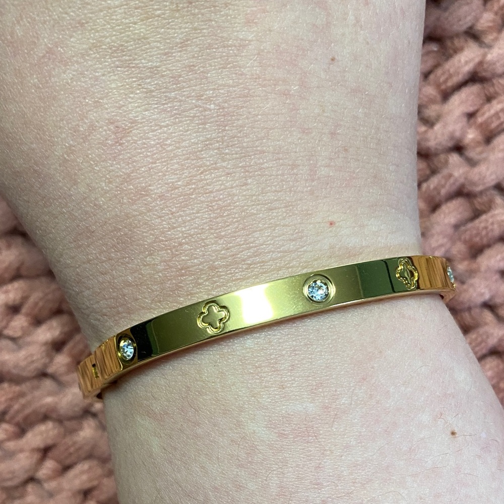 Elegant Gold Bracelet with Crystal Accents